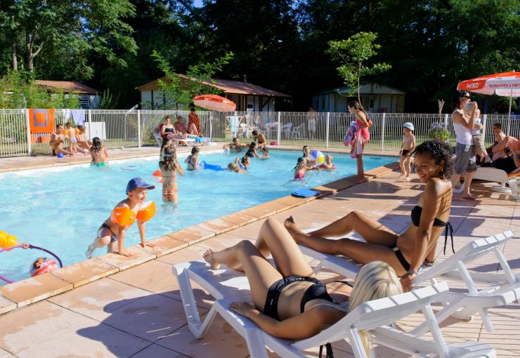 swimming pool at camping l'apamée