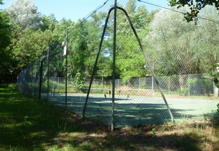 tennis court at camping la bastide