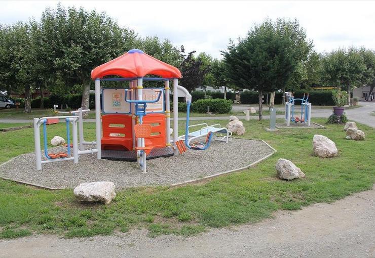 Aire de jeux au camping le Rupé à Toulouse