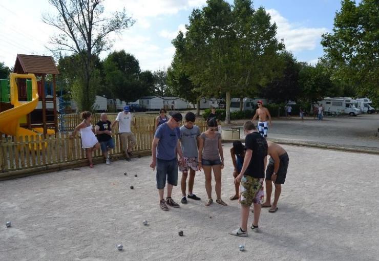 Terrain de pétanque au camping le Rupé à Toulouse