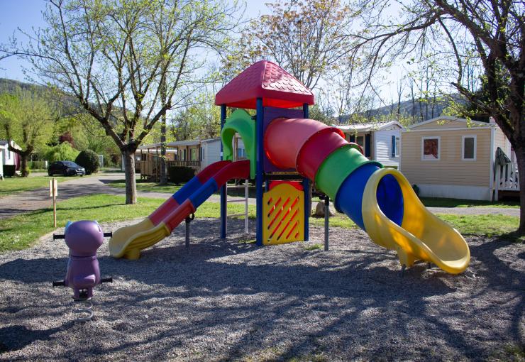 aire de jeux d'enfant 