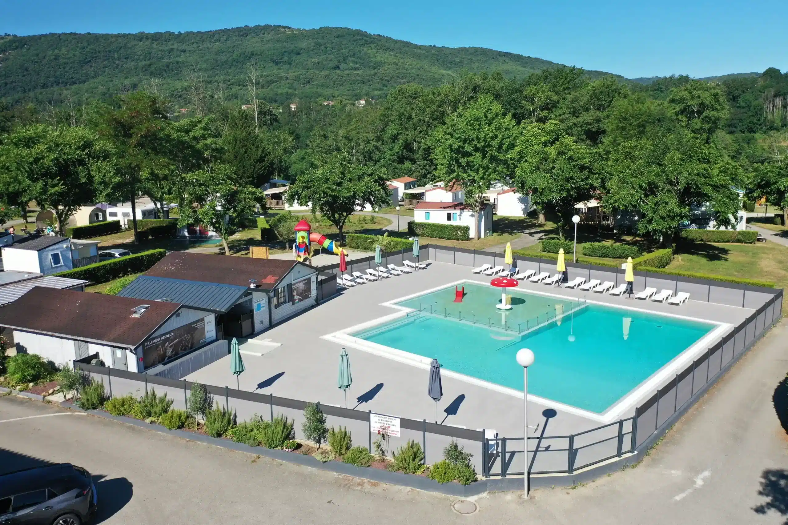Camping 4 étoiles avec piscine en Ariège.