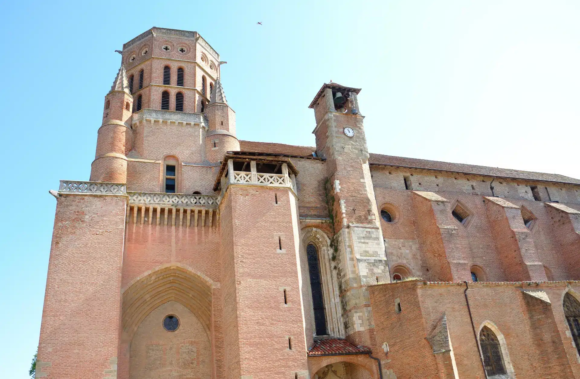 Cathédrale Saint-Alain à Lavaur, édifice en brique de style gothique toulousain